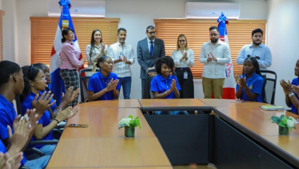 Estudiantes visitan Promipyme por el Día Mundial del Emprendedor